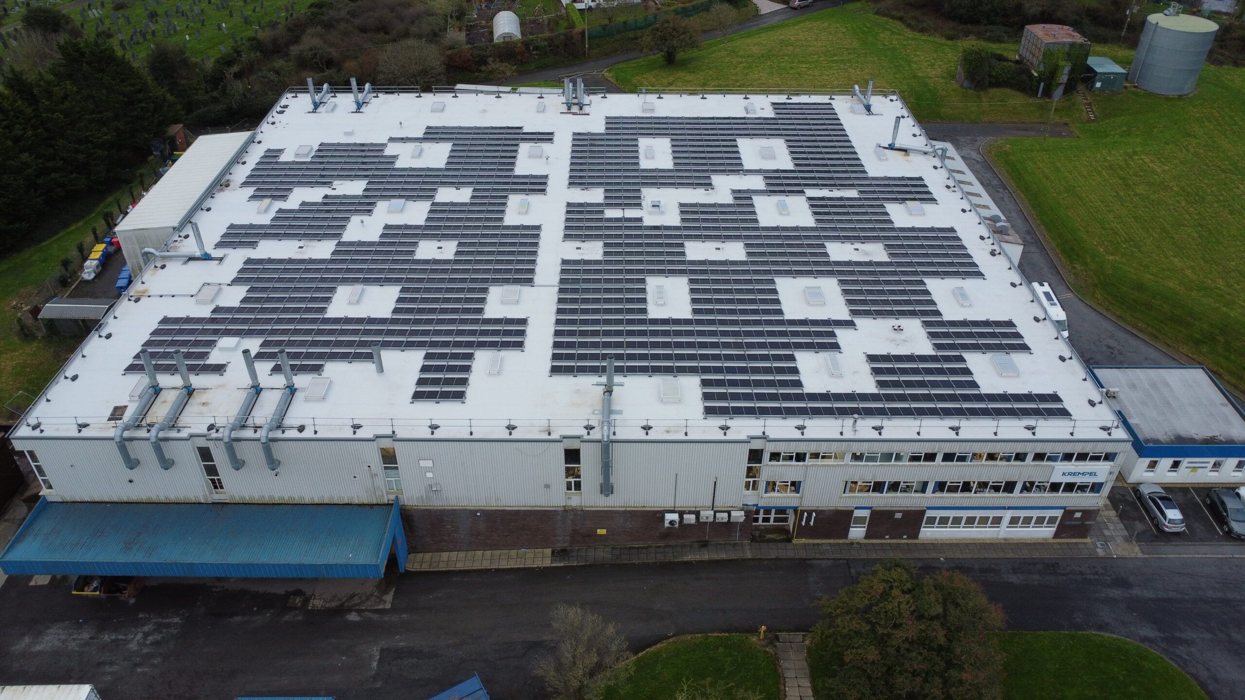 a pictuere of a commercial solar installation to show how solar panels save money